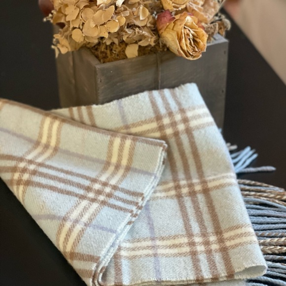BURBERRY Scarf - Picture 1 of 4